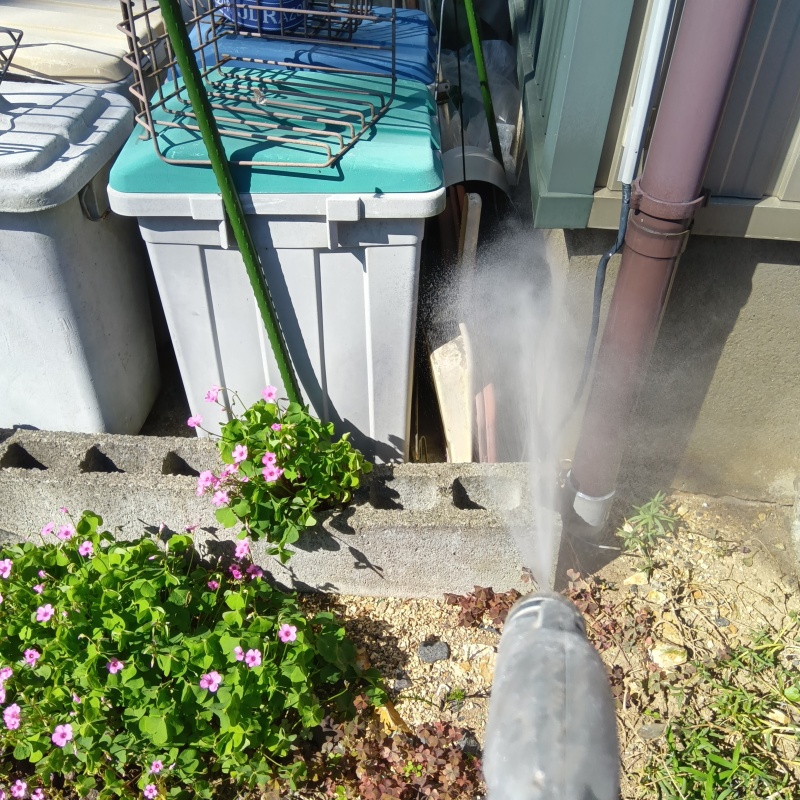 建物の外周に防蟻剤を散布