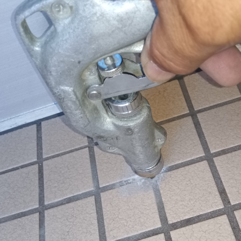 床に防蟻剤を注入