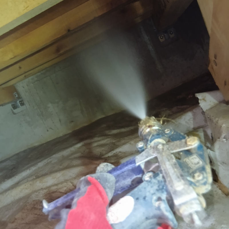 床下の木材に防蟻剤を散布