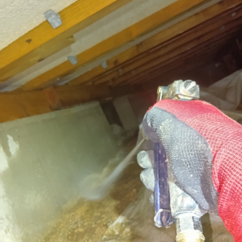 床下の地面に防蟻剤を散布