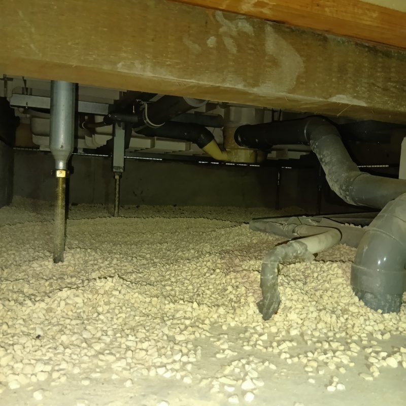 床下の一部に調湿剤を敷き詰めた様子