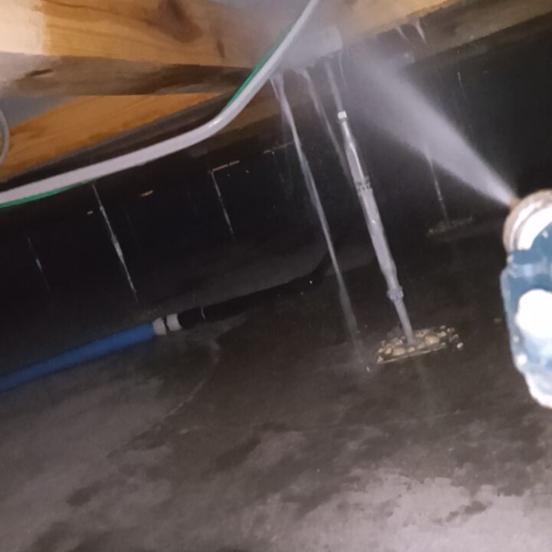 床下の木材に防蟻剤を散布