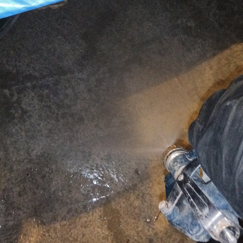 床下の地面に防蟻剤を散布