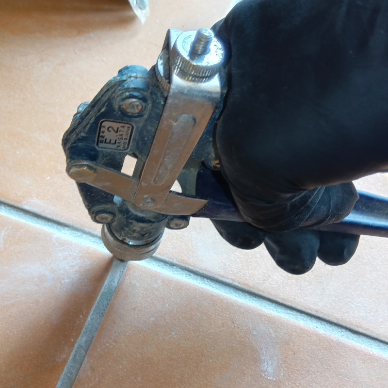 地面に防蟻剤を注入