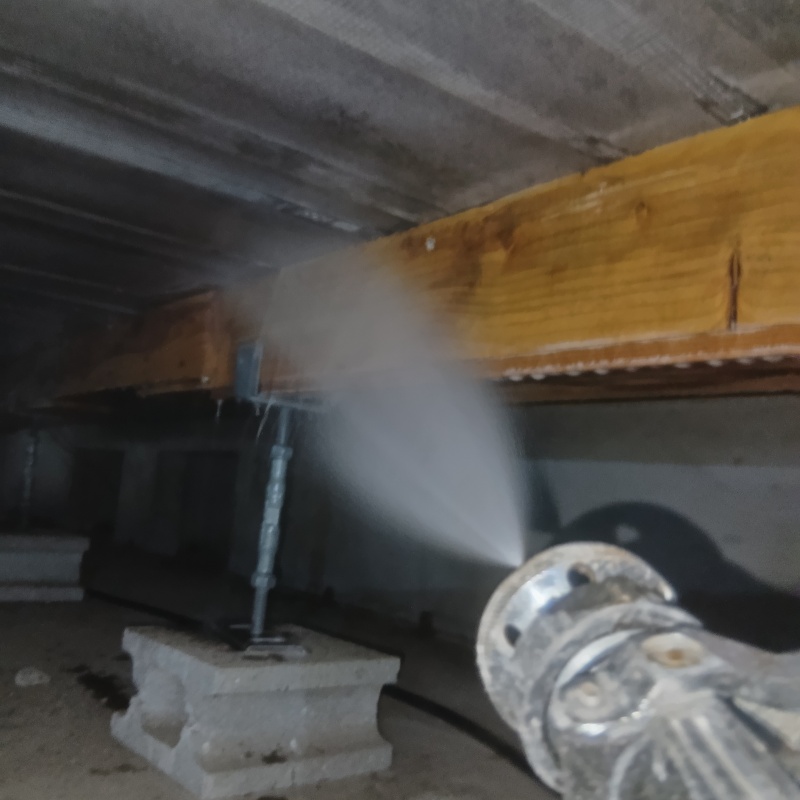 床下の木材に防蟻剤を散布