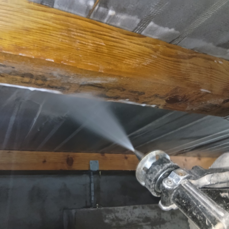 床下の木材に防蟻剤を散布