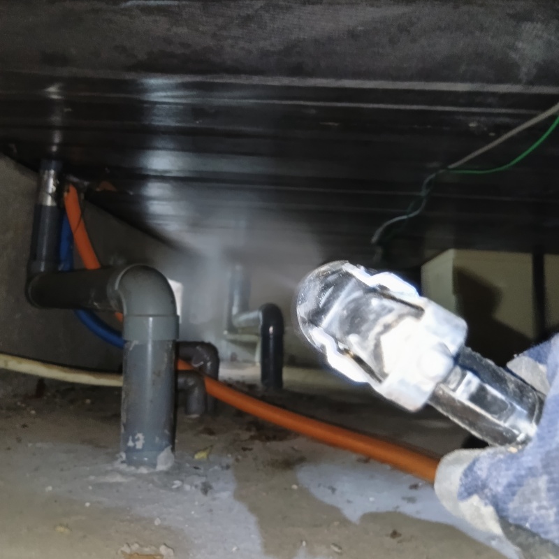 床下の地面に防蟻剤を散布