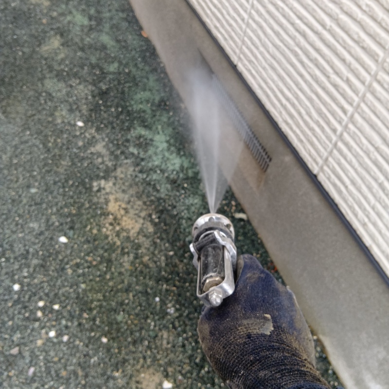 屋外の地面に防蟻剤を散布