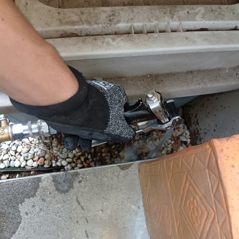 屋外の地面にシロアリ駆除剤を散布