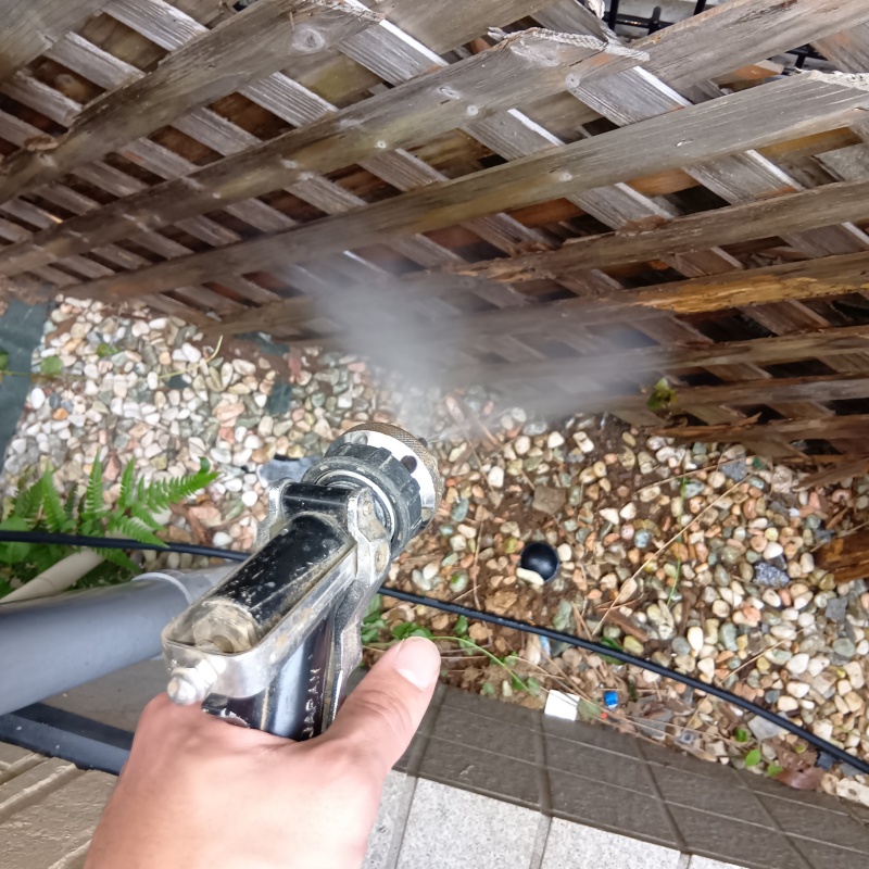 フェンスまわりにシロアリ駆除剤を散布