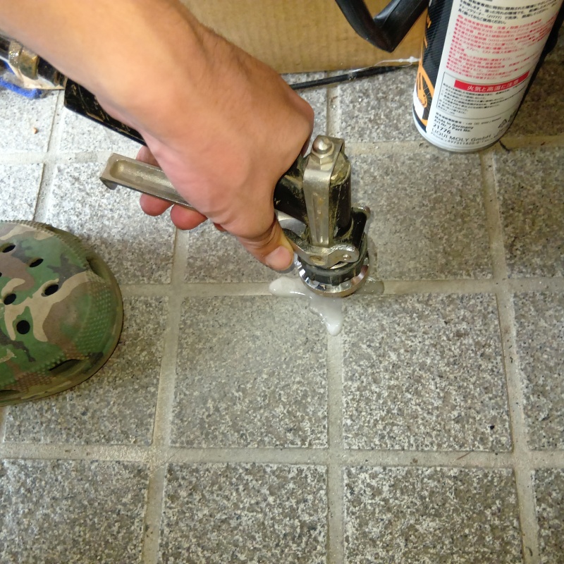 床にシロアリ駆除剤を注入