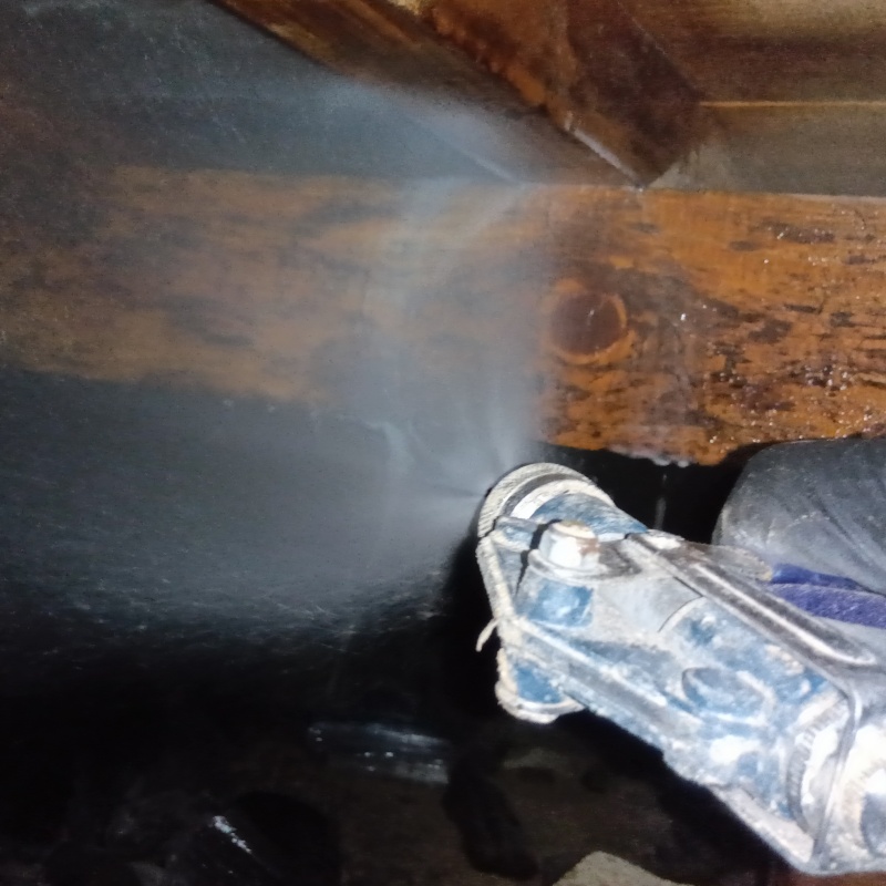 床下の木材にシロアリ駆除剤を散布