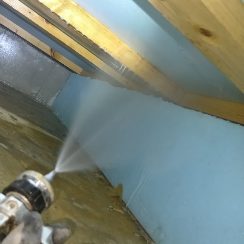 床下の木材に防蟻剤を散布