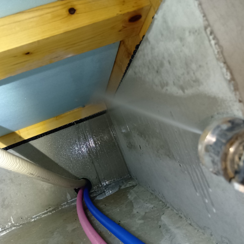 床下の木材に防蟻剤を散布