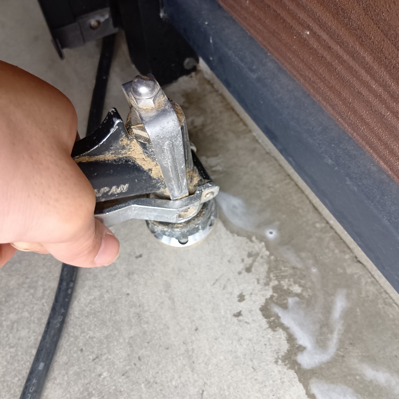 床に防蟻剤を注入