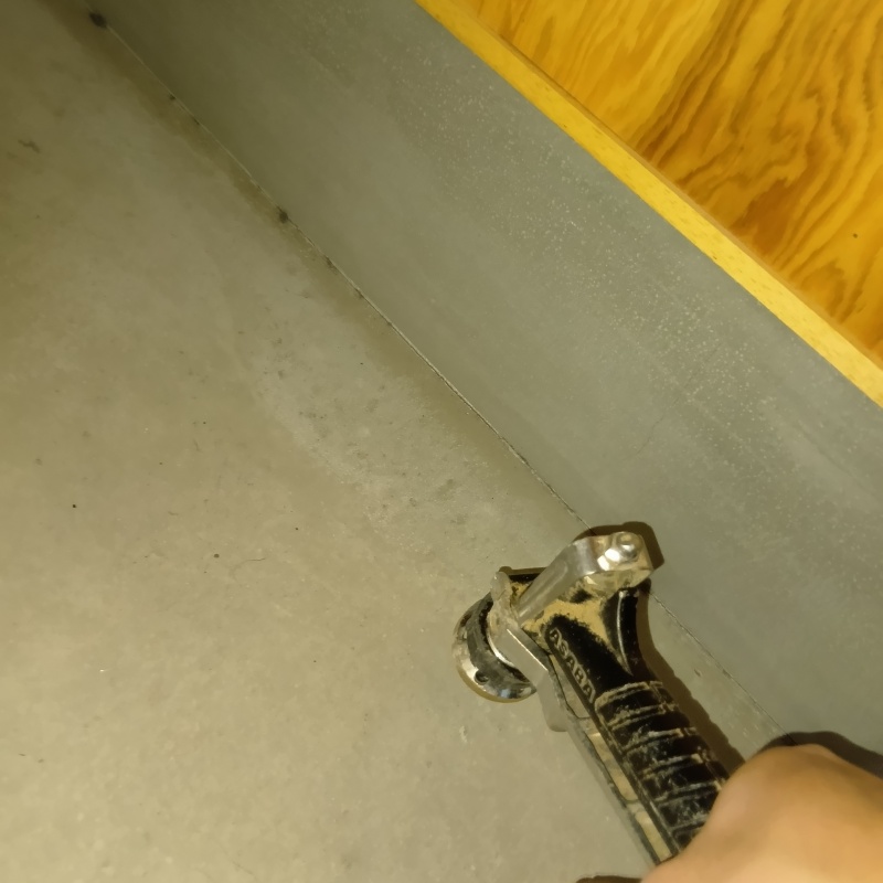 床に防蟻剤を注入