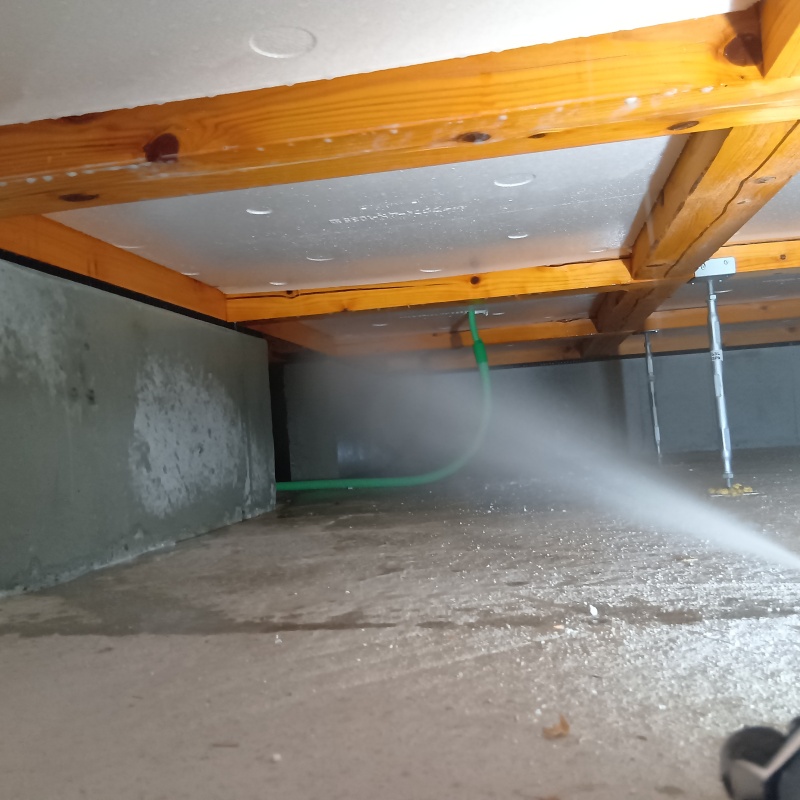 床下の木材に防蟻剤を散布