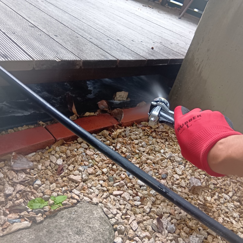 ウッドデッキのまわりに防蟻剤を散布