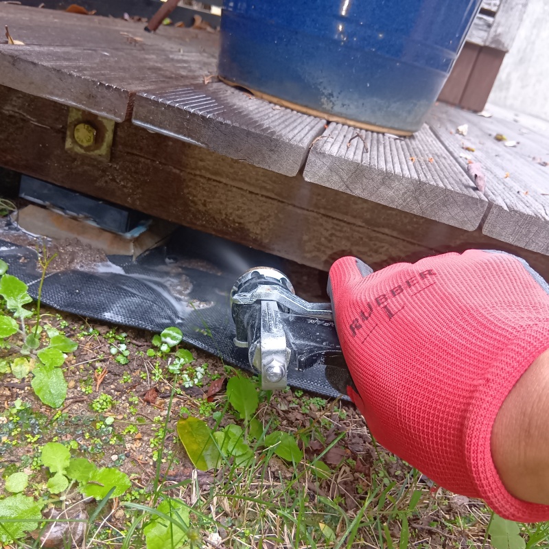 ウッドデッキのまわりに防蟻剤を散布