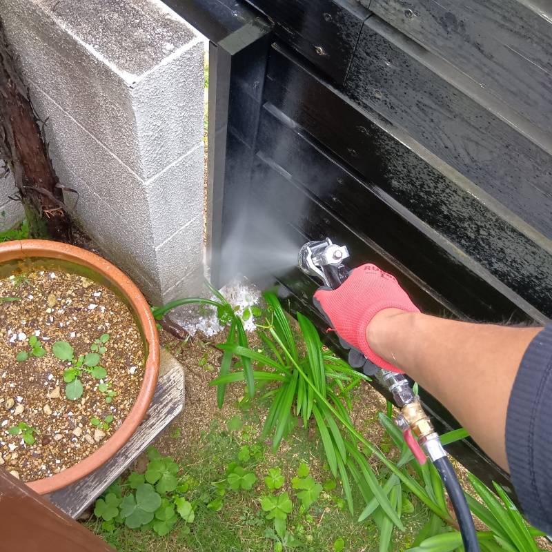 建物の外周に防蟻剤を散布