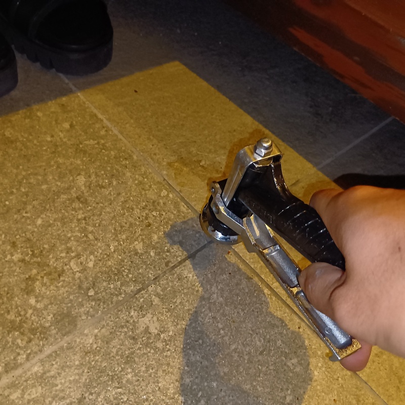 地面に防蟻剤を注入