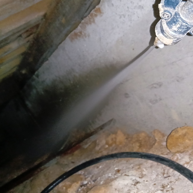 床下の地面にシロアリ駆除剤を散布