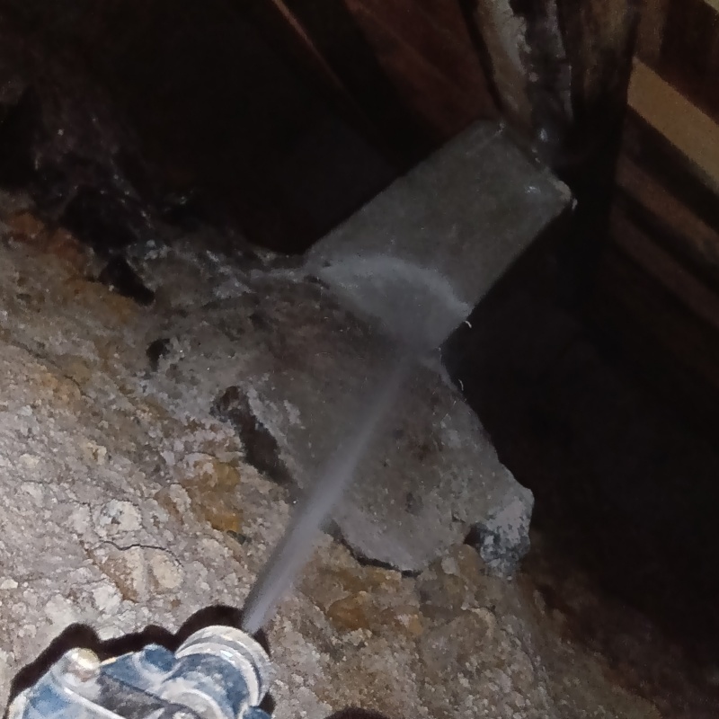 床下の地面にシロアリ駆除剤を散布