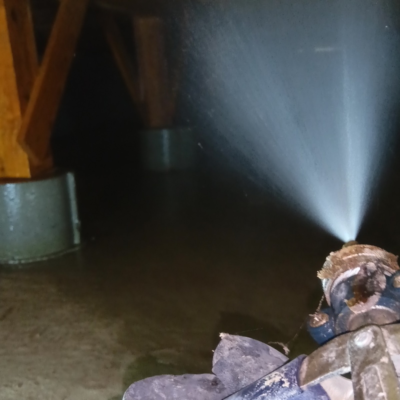 床下の木材にシロアリ駆除剤を散布