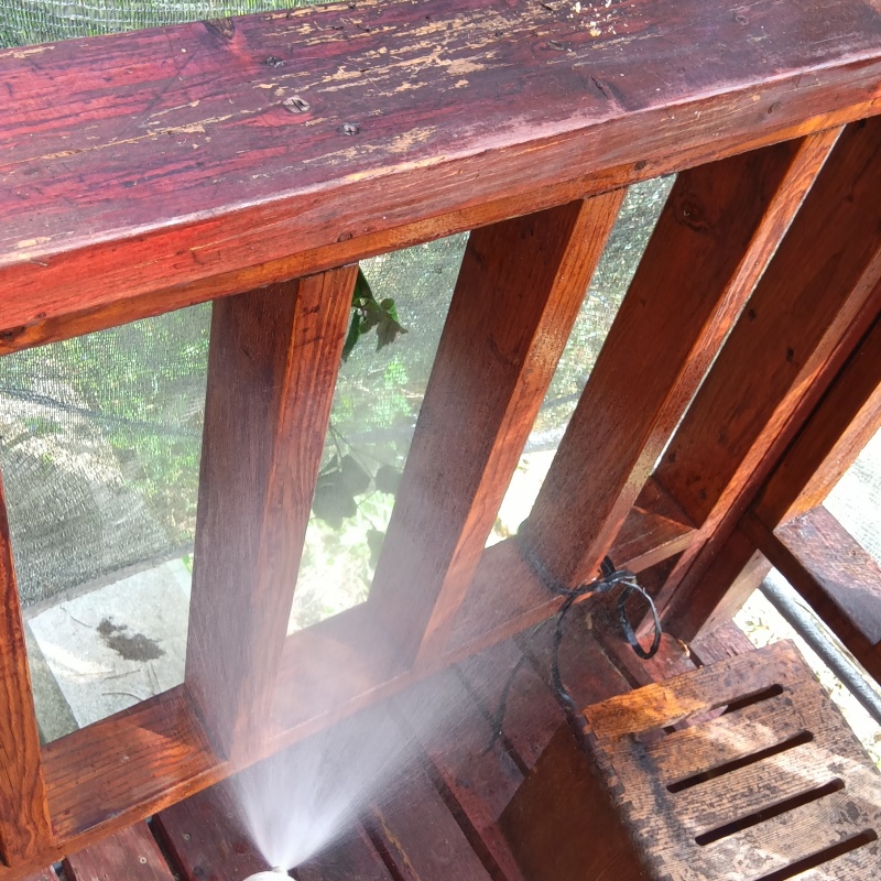 ウッドデッキにシロアリ駆除剤を散布