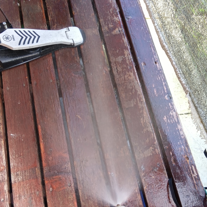 ウッドデッキにシロアリ駆除剤を散布