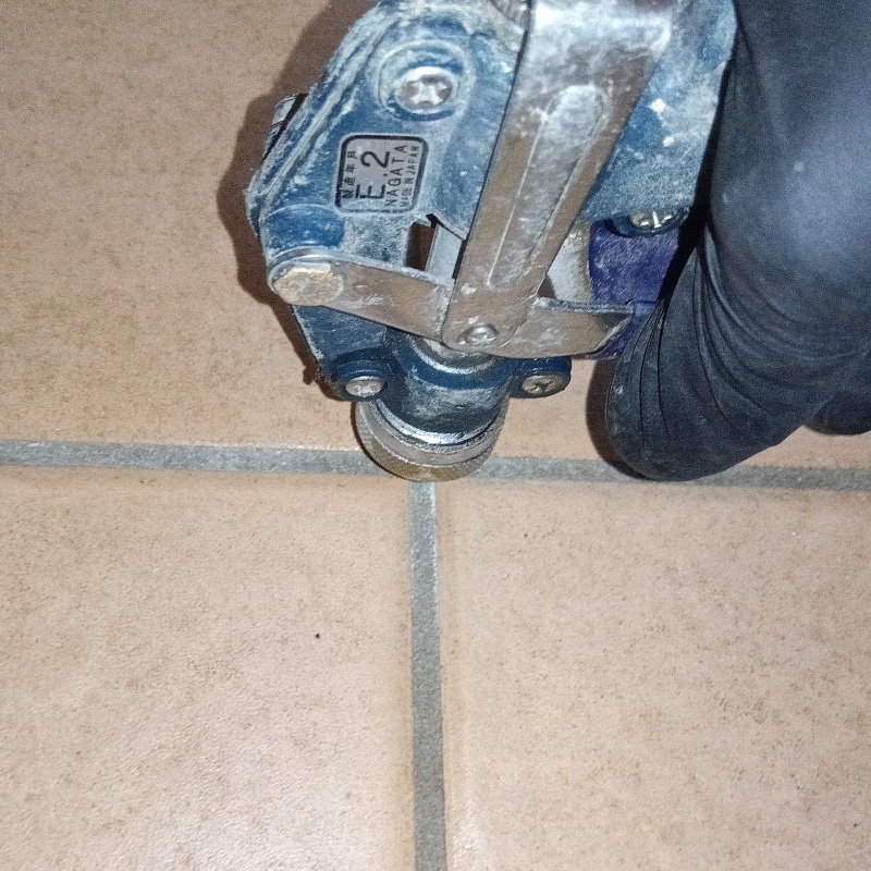 地面にシロアリ駆除剤を注入