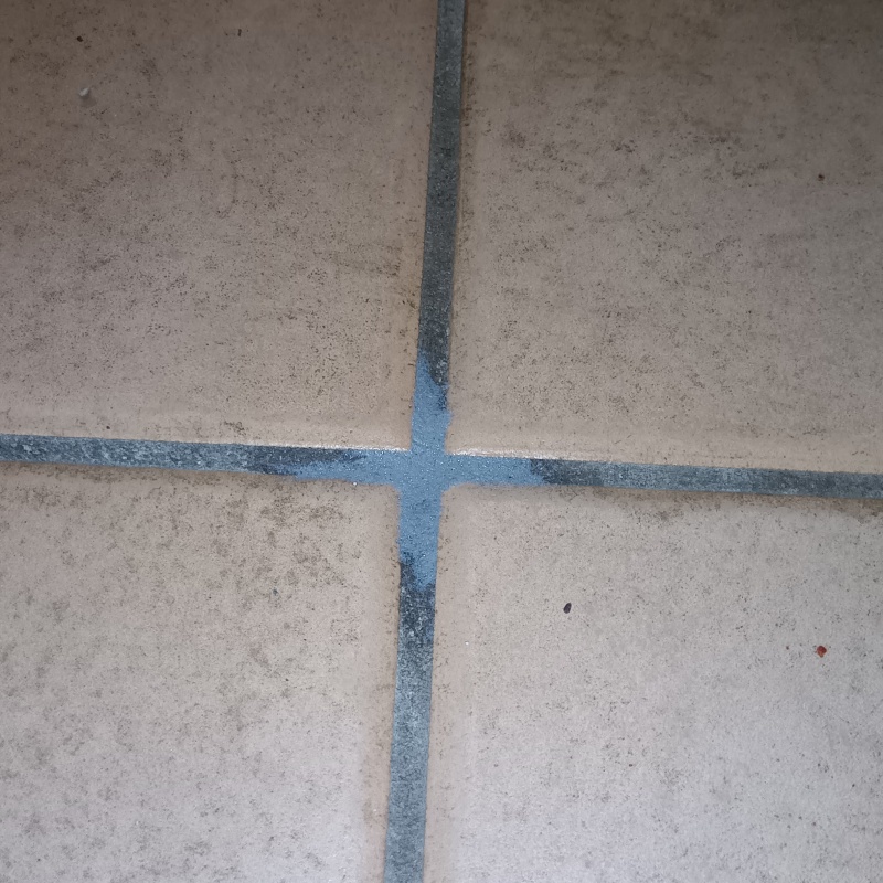 開けた穴を修復した様子