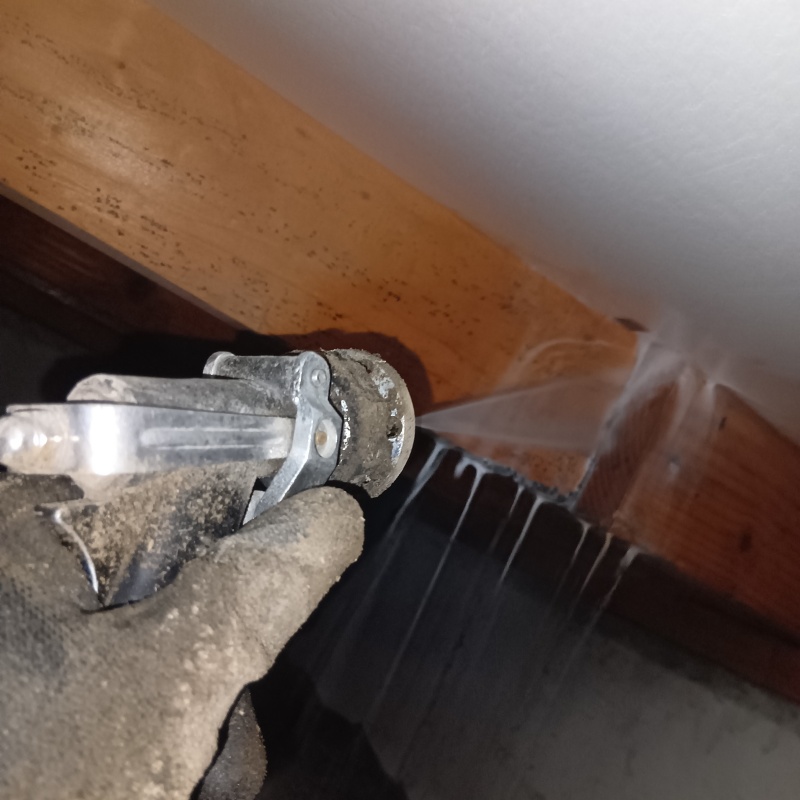 床下の木材にシロアリ駆除剤を散布