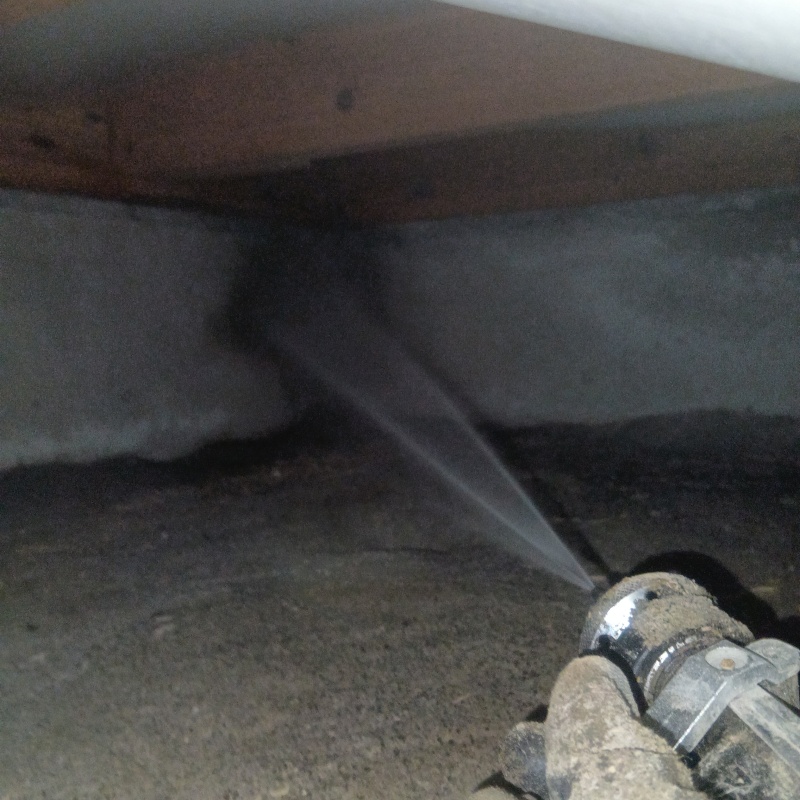 床下の木材にシロアリ駆除剤を散布