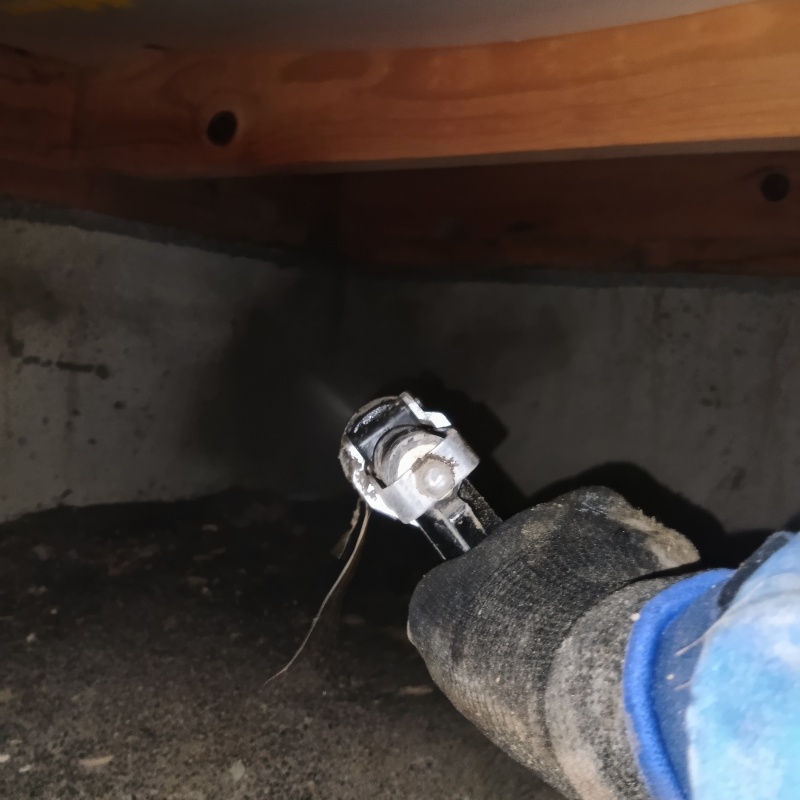 床下の地面にシロアリ駆除剤を散布