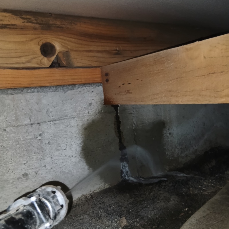 床下の地面にシロアリ駆除剤を散布