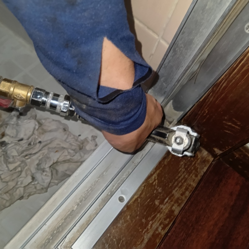 ドア枠にシロアリ駆除剤を注入