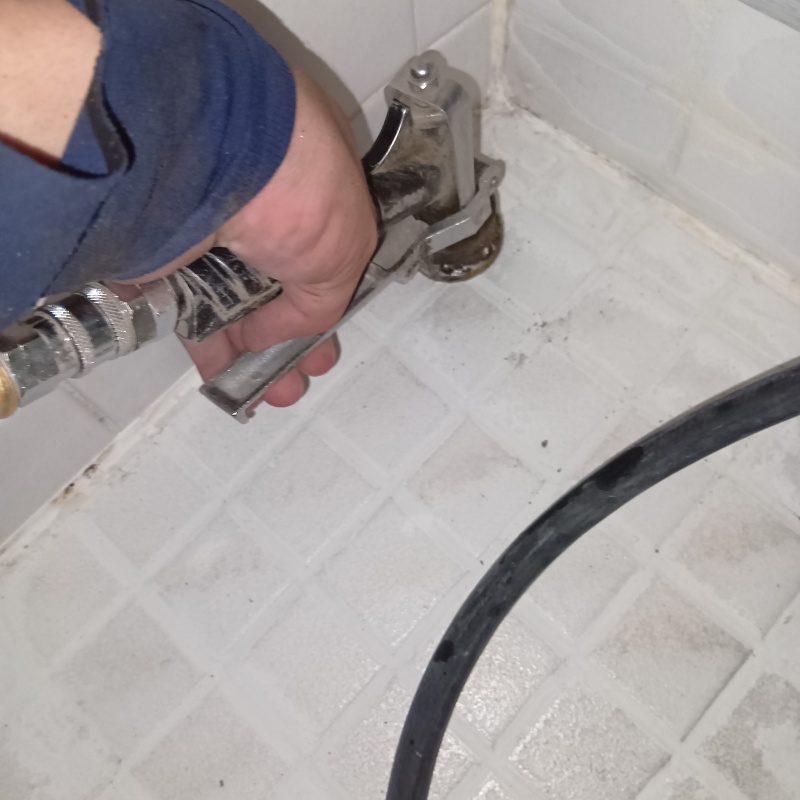 浴室の床にシロアリ駆除剤を注入