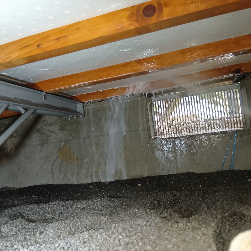 床下の木材に防蟻剤を散布