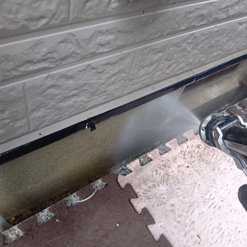 建物の外周に防蟻剤を散布