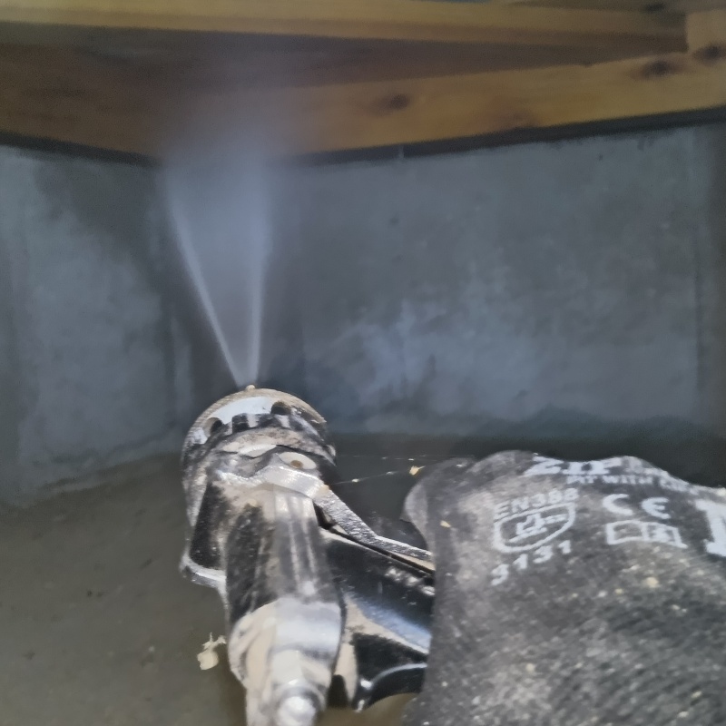 床下の木材に防蟻剤を散布