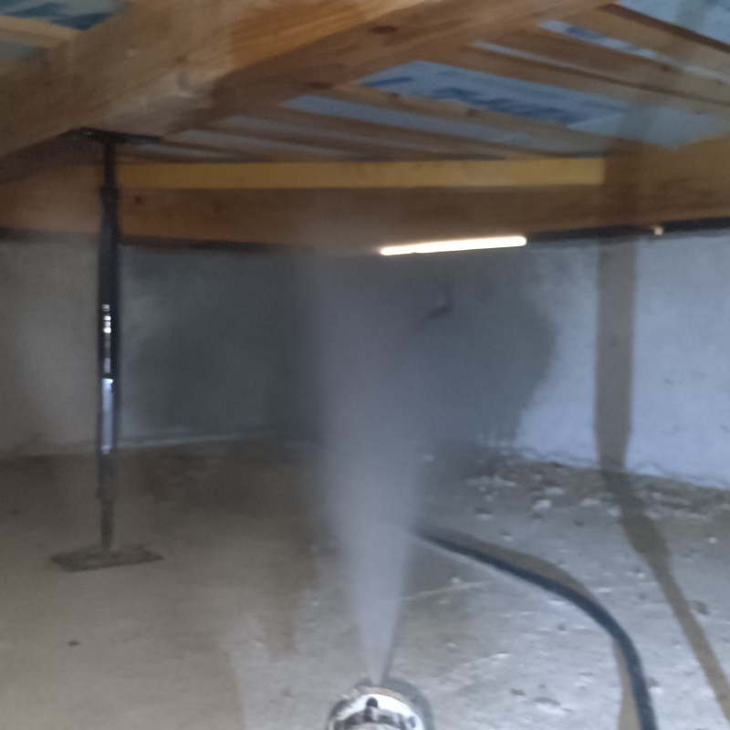 床下の木材に防蟻剤を散布