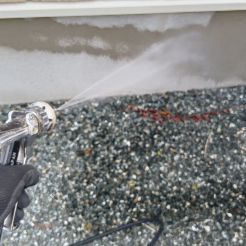 屋外の地面に防蟻剤を散布