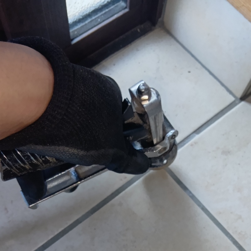 地面に防蟻剤を注入