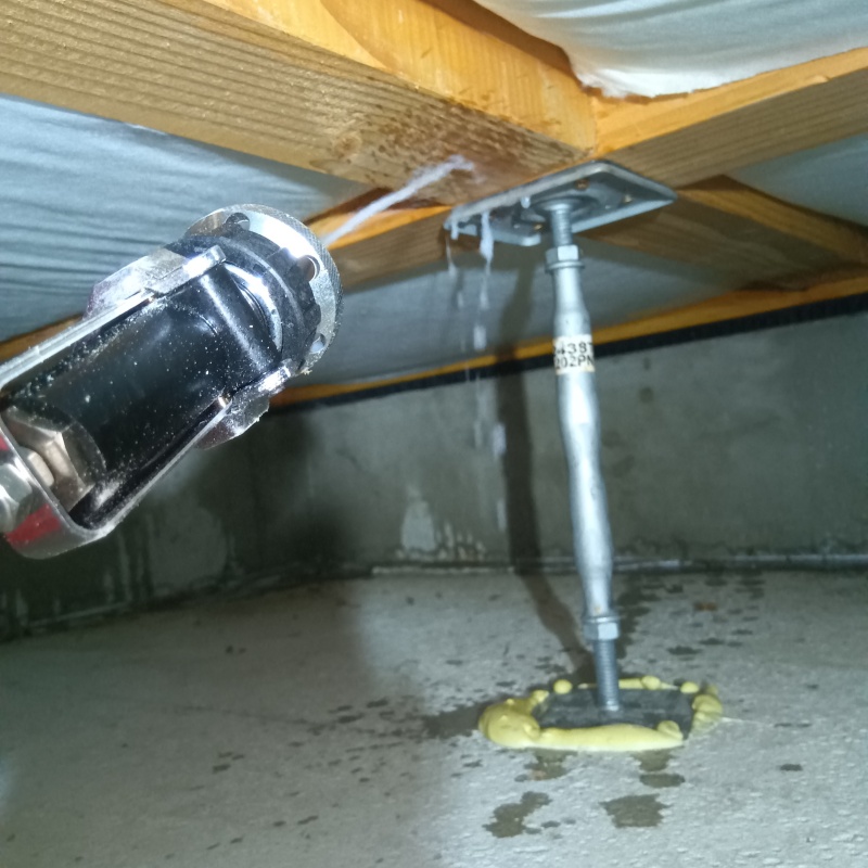 床下の木材に防蟻剤を散布