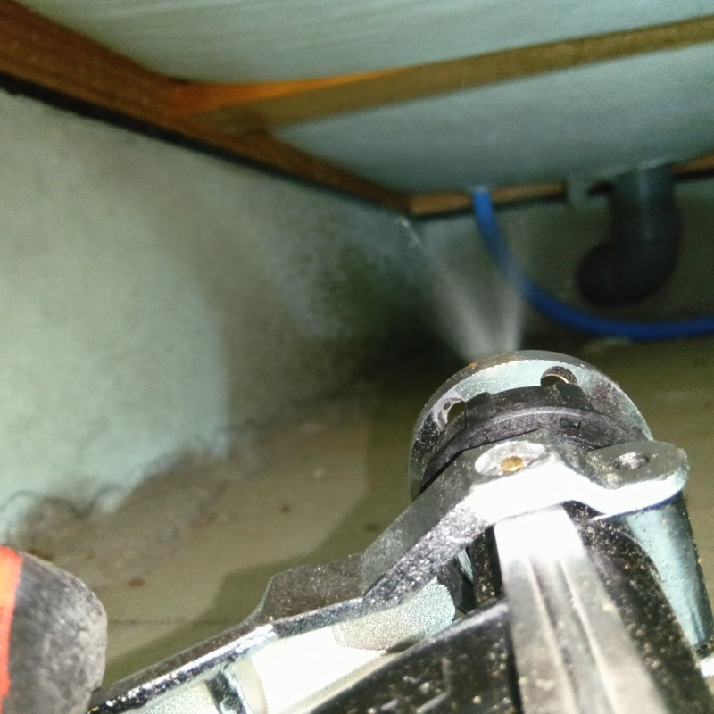 床下の木材に防蟻剤を散布