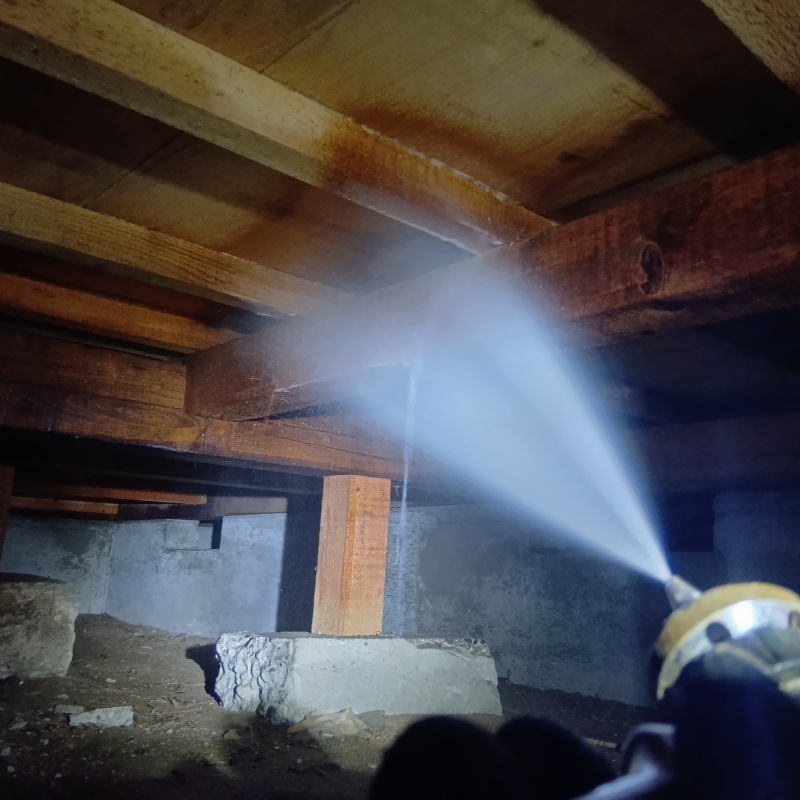 床下の木材にシロアリ駆除剤を散布