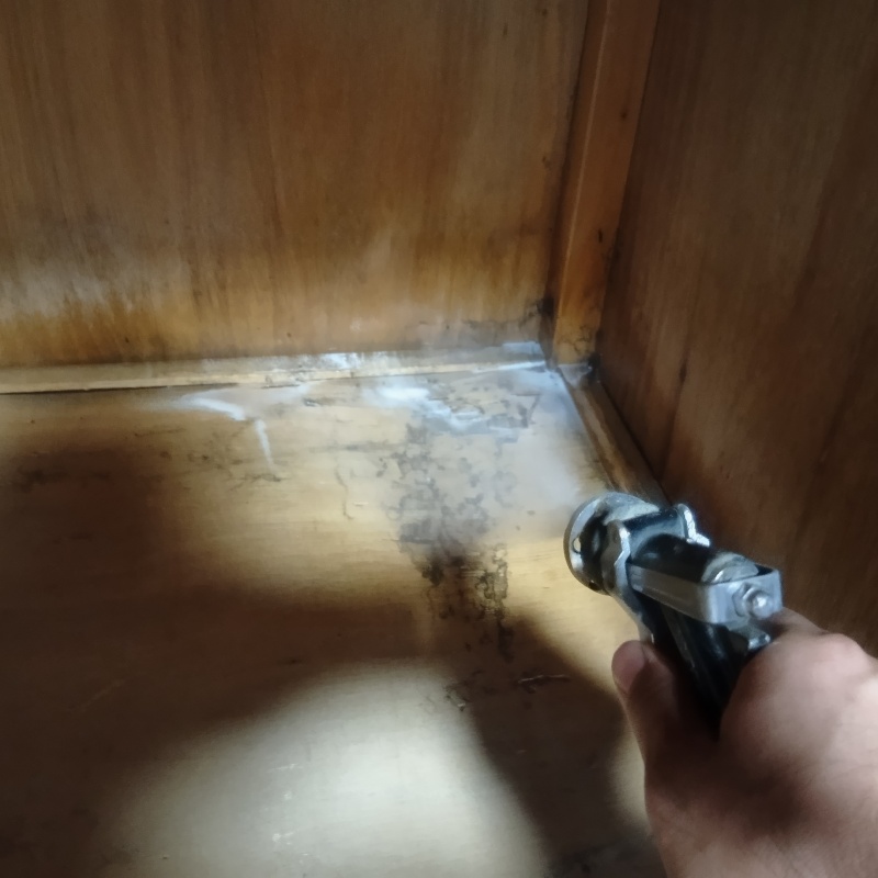 押し入れの床板にシロアリ駆除剤を散布