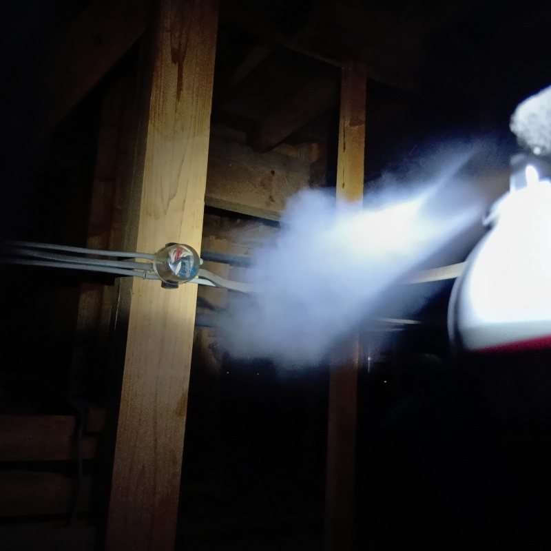 忌避スプレーで害獣を追い出す様子