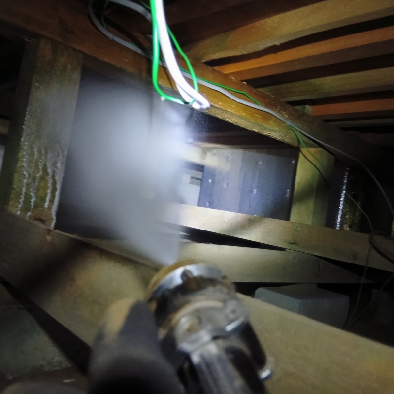 床下の木材にシロアリ駆除剤を散布